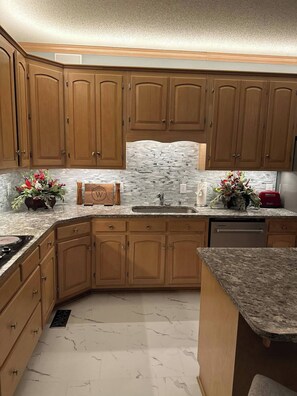 Køleskab, mikrobølgeovn, ovn, kogeplade