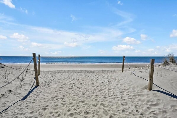 Una spiaggia nelle vicinanze