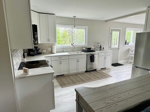 Kjøleskap, mikrobølgeovn, ovn og kokeplater