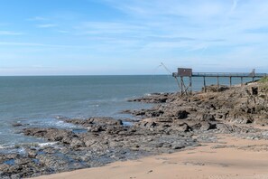 Una spiaggia nelle vicinanze