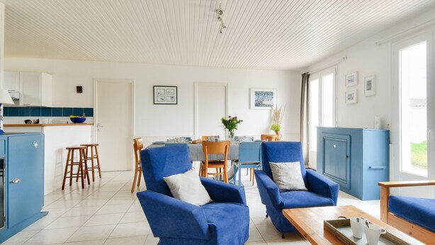 A modern kitchen with blue cabinets, a dining area with blue chairs, and a living room with blue sofas. - House for 10 with garden in Noirmoutier (Noirmoutier-en-l´Ile)