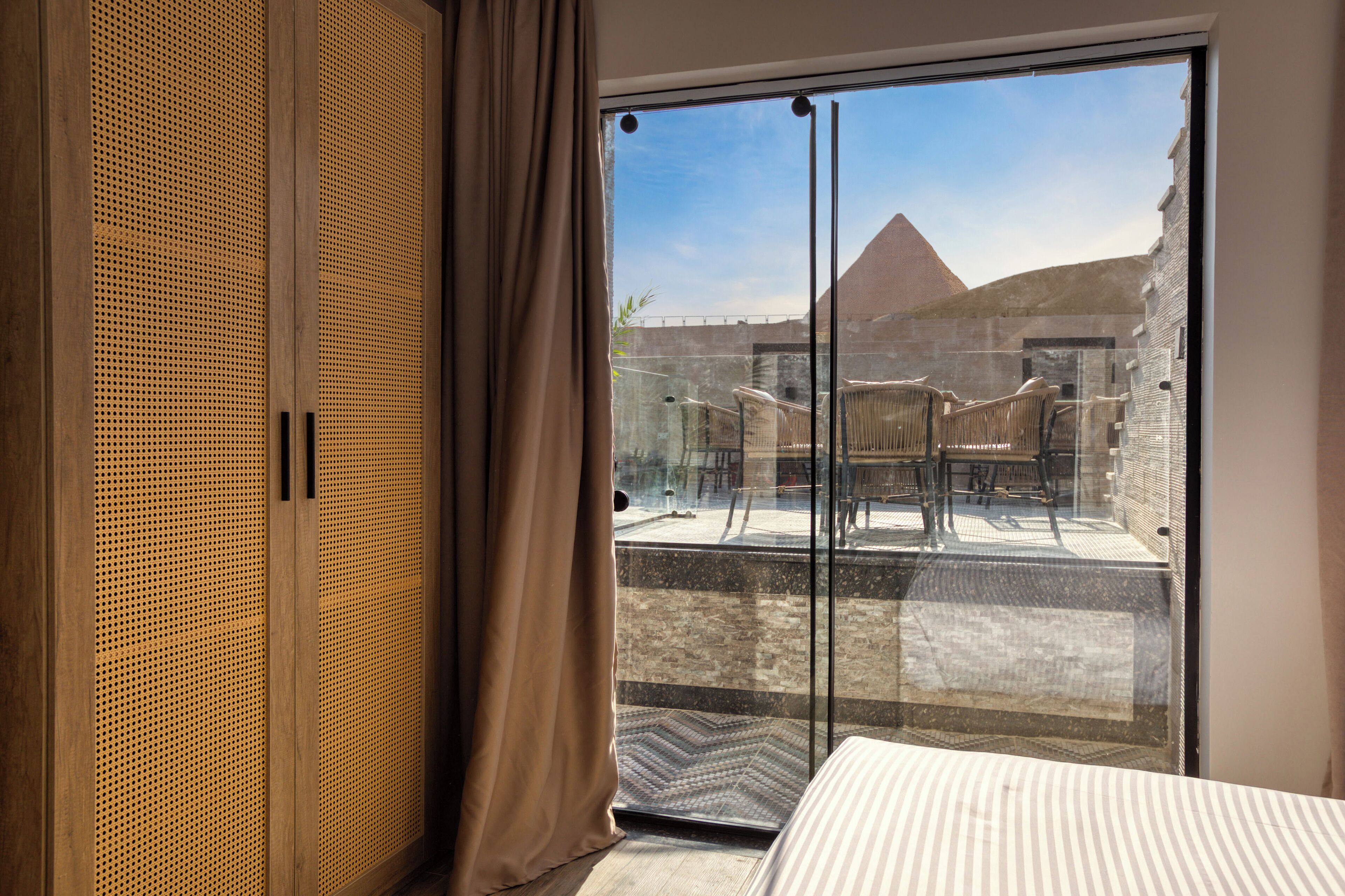 Caja fuerte, escritorio, cortinas opacas y tabla de planchar con plancha