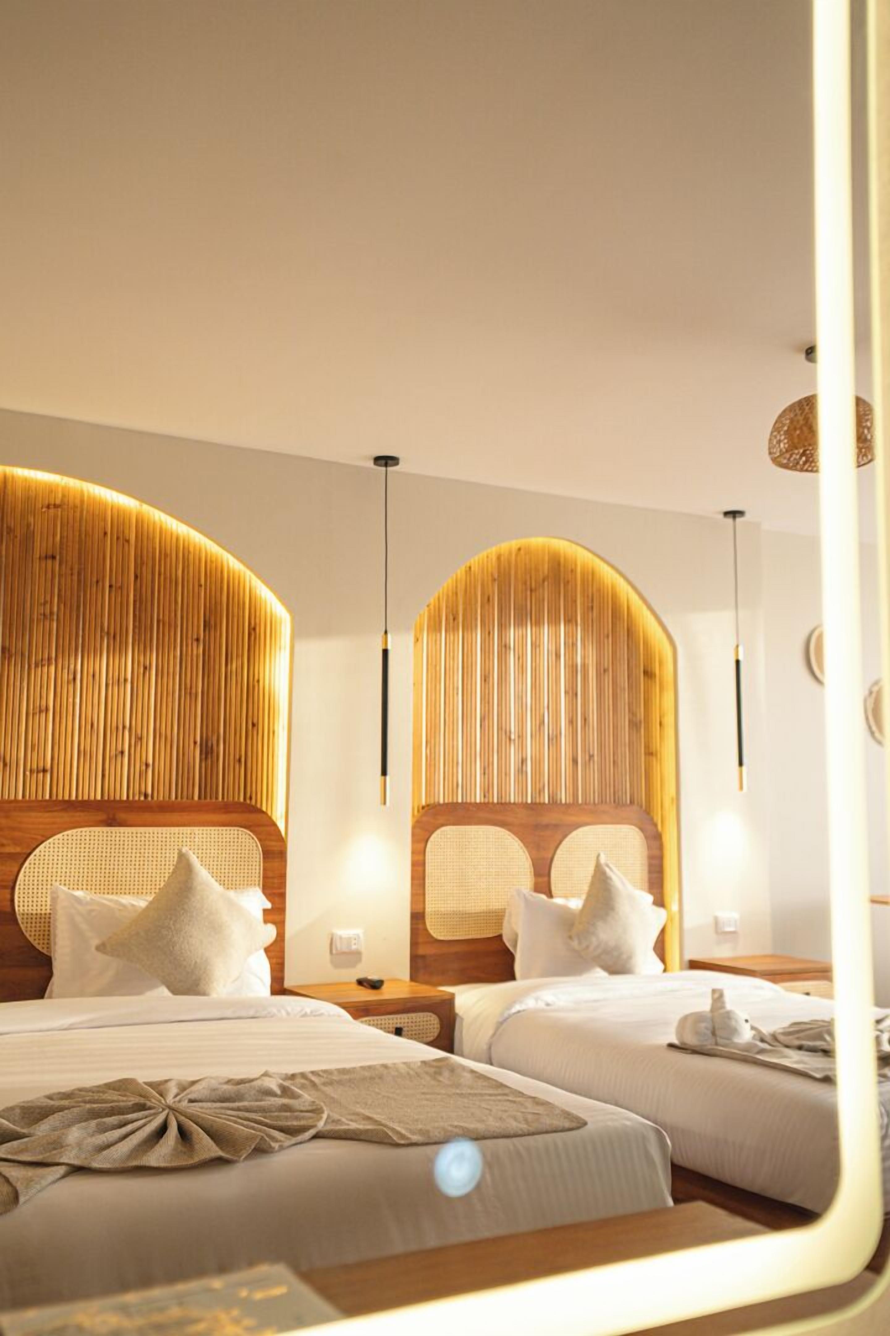 Habitación de lujo doble | Caja fuerte, escritorio, cortinas opacas y tabla de planchar con plancha