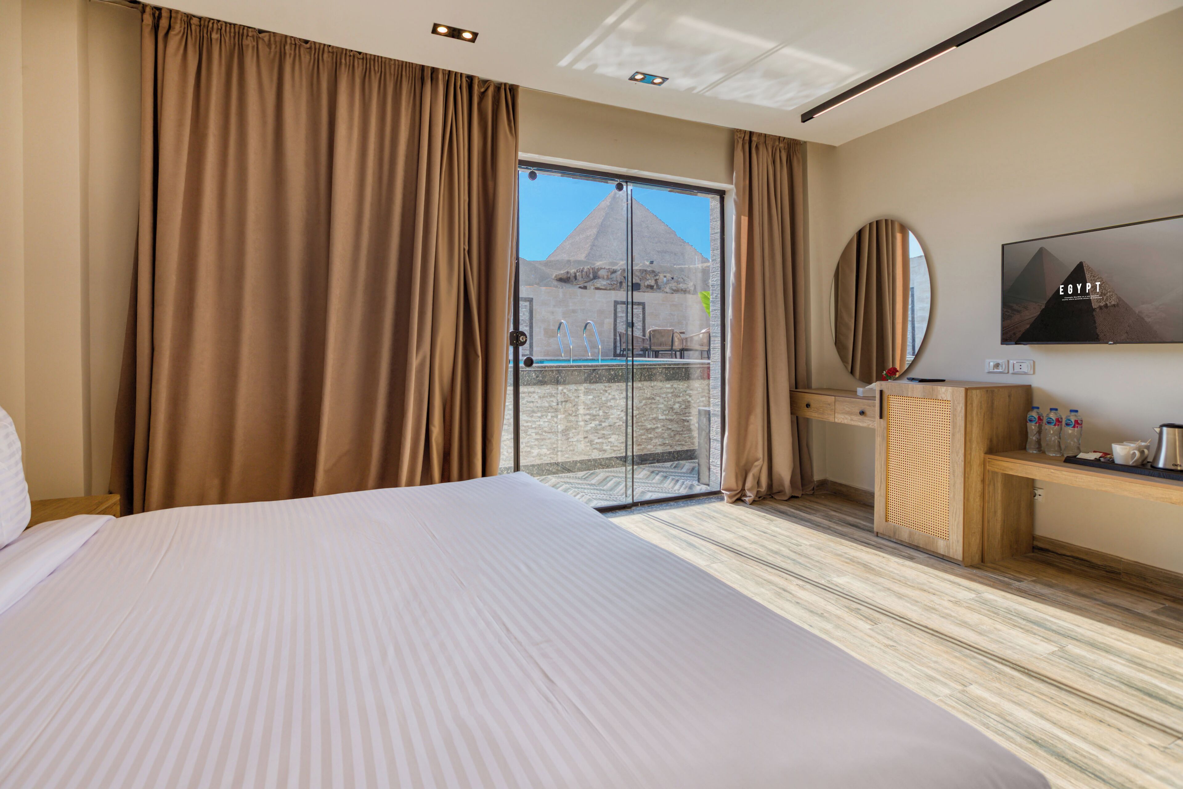 Habitación Deluxe | Caja fuerte, escritorio, cortinas opacas y tabla de planchar con plancha