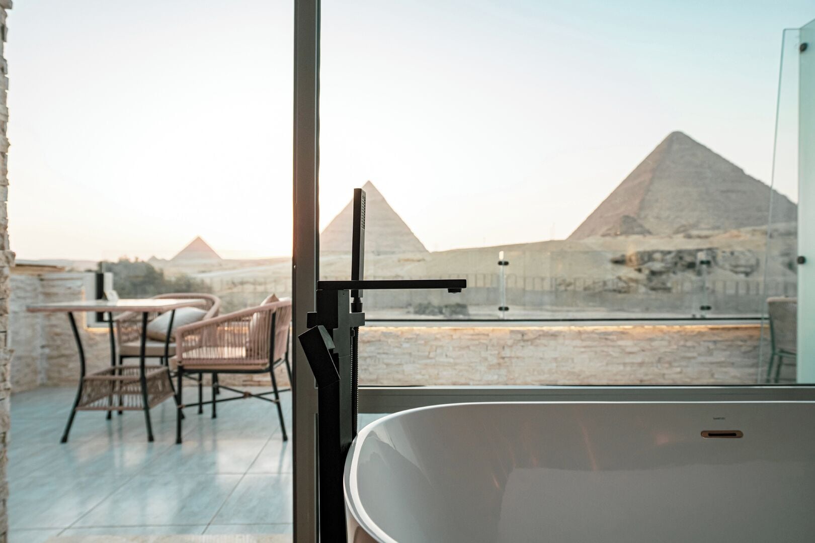 Luksus-dobbeltrom | Safe på rommet, skrivebord, blendingsgardiner og strykejern/-brett