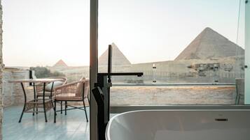 Luxe tweepersoonskamer | 1 slaapkamer, een kluis op de kamer, een bureau