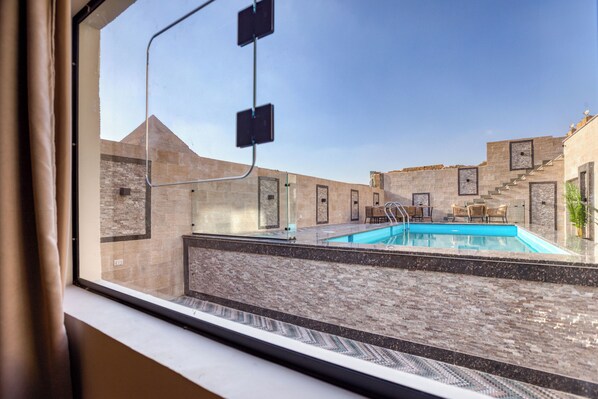 خزنة داخل الغرفة ومكتب وستائر تعتيم ومكواة/لوح كي