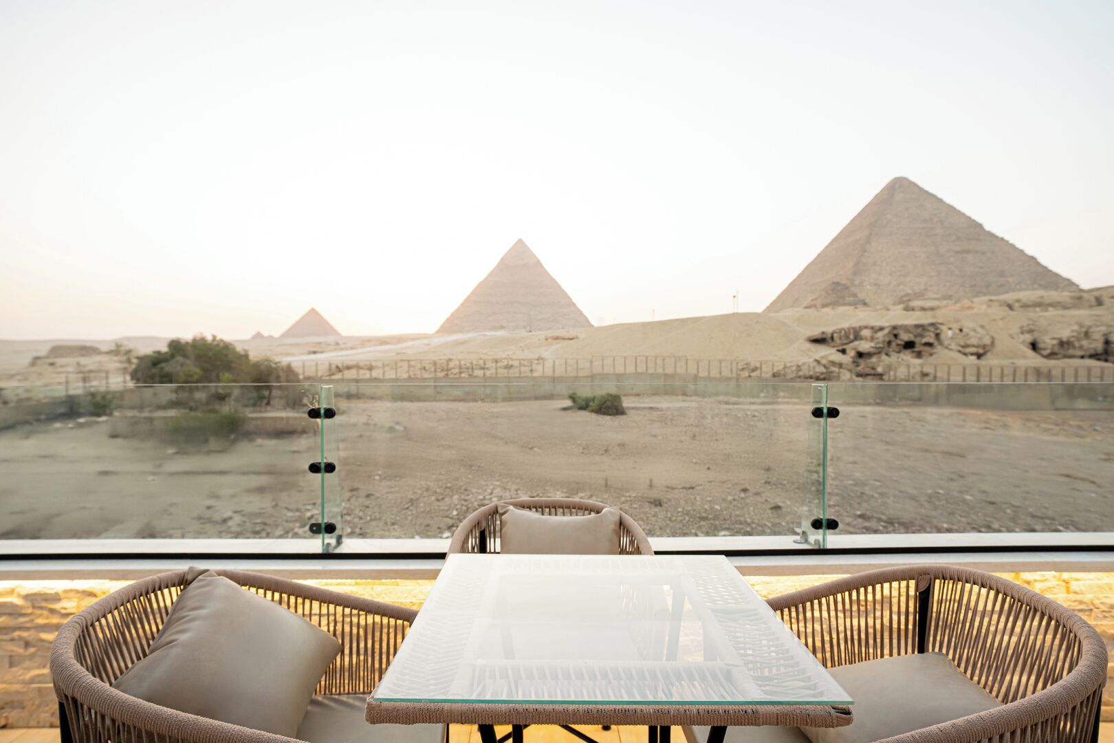 Luksus-dobbeltrom | Safe på rommet, skrivebord, blendingsgardiner og strykejern/-brett