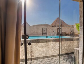 Safe på rommet, skrivebord, blendingsgardiner og strykejern/-brett