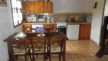 Een koelkast, een microgolfoven, een oven, een vaatwasser