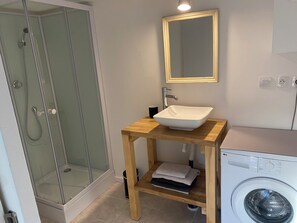 Towels, soap, toilet paper - Apartment 2 people -Poncin (Poncin)