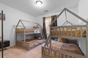 4 Schlafzimmer, Schreibtisch, Bügeleisen/Bügelbrett, WLAN