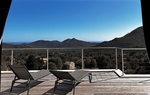 A balcony with two lounge chairs overlooking a mountainous landscape. - Villa located between sea and mountains (Conca)