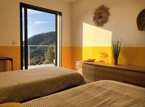 Iron/ironing board, bed sheets