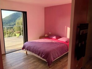 4 bedrooms, iron/ironing board, free WiFi, bed sheets - Villa located between sea and mountains (Conca)