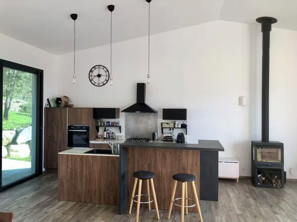 Kylskåp, mikrovågsugn, ugn och spishäll