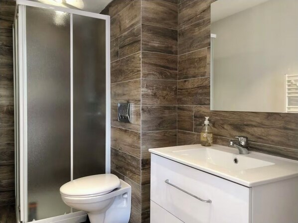 Haartrockner, Handtücher, Toilettenpapier