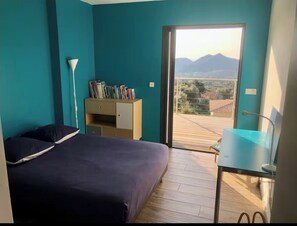 4 makuuhuonetta, silitysrauta/-lauta, vuodevaatteet