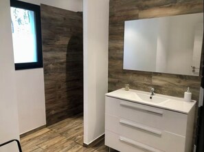 Hiustenkuivaaja, pyyhkeet, vessapaperi