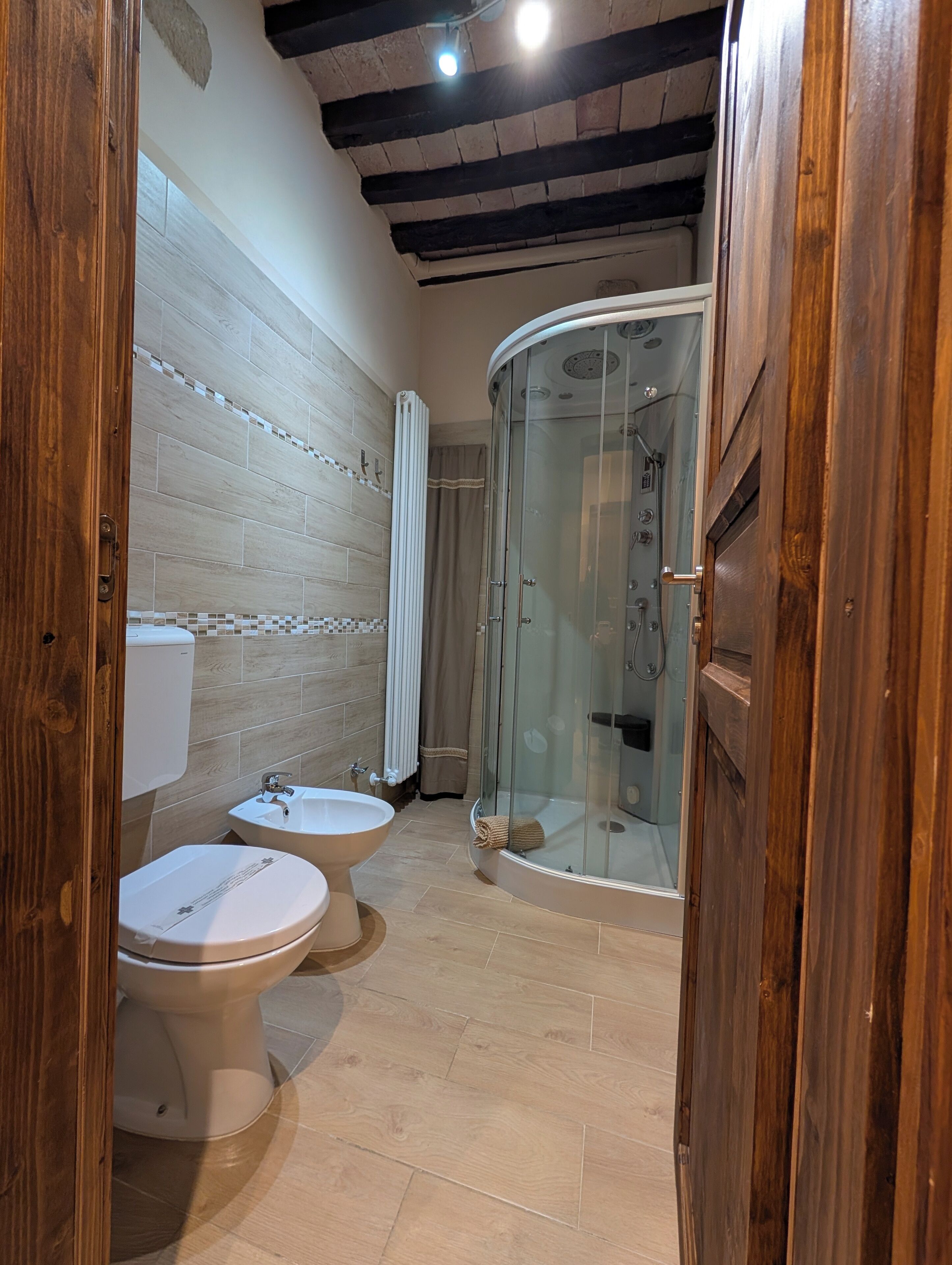 Camera Superior, vista città, primo piano senza ascensore | Badkamer | Een douche, een haardroger, handdoeken, zeep