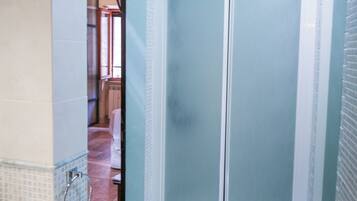 Monolocale Exclusive, vista città, secondo piano senza ascensore | Badrum | Dusch, hårtork, handdukar och tvål