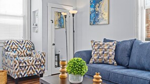 TV, offices - Cozy 1BR Beach Retreat - Walk to Beach w/ Parking (Ventnor City)