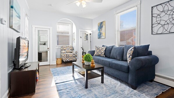 TV, offices - Cozy 1BR Beach Retreat - Walk to Beach w/ Parking (Ventnor City)