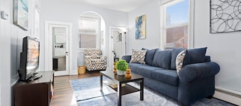 Cozy 1BR Beach Retreat - Walk to Beach w/ Parking