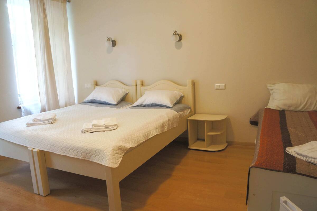 Habitación cuádruple, planta baja | 1 dormitorio y wifi gratis