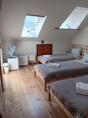 Habitación triple, vistas al complejo turístico | Wifi gratis y ropa de cama