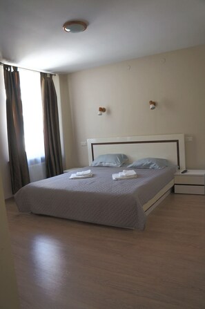 Quarto casal ou duplo, vista para o pátio | 1 quarto, Wi-Fi de cortesia