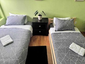 2 slaapkamers, een bureau, een strijkplank/strijkijzer, wifi