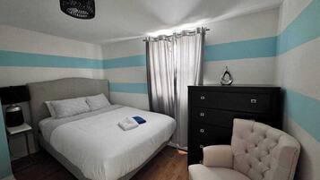 2 bedrooms, desk, iron/ironing board, WiFi