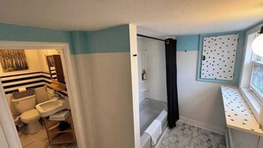 Shower, hair dryer, towels - Stylish City Base for Groups and Families (Halifax)