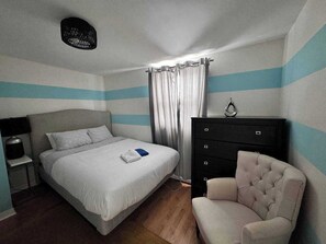 2 bedrooms, desk, iron/ironing board, WiFi - Stylish City Base for Groups and Families (Halifax)