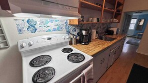 Een koelkast, een magnetron, een oven, een kookplaat