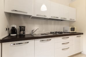 Kühlschrank, Mikrowelle, Ofen, Geschirrspüler