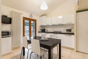 Een koelkast, een microgolfoven, een oven, een vaatwasser