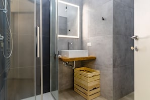 Dusche, Haartrockner, Handtücher, Seife