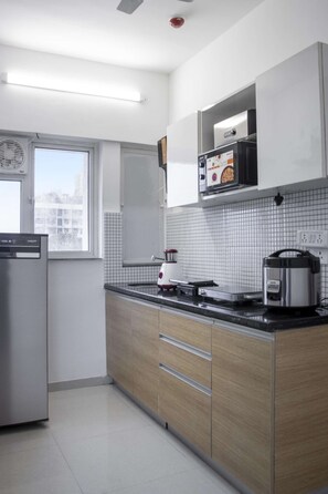 Réfrigérateur, micro-ondes, four, plaque de cuisson