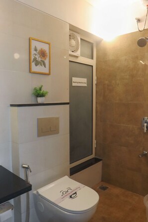 Douche, séchoir à cheveux, serviettes fournies
