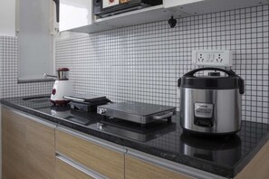 Refrigerador, microondas, horno y parrilla de estufa 