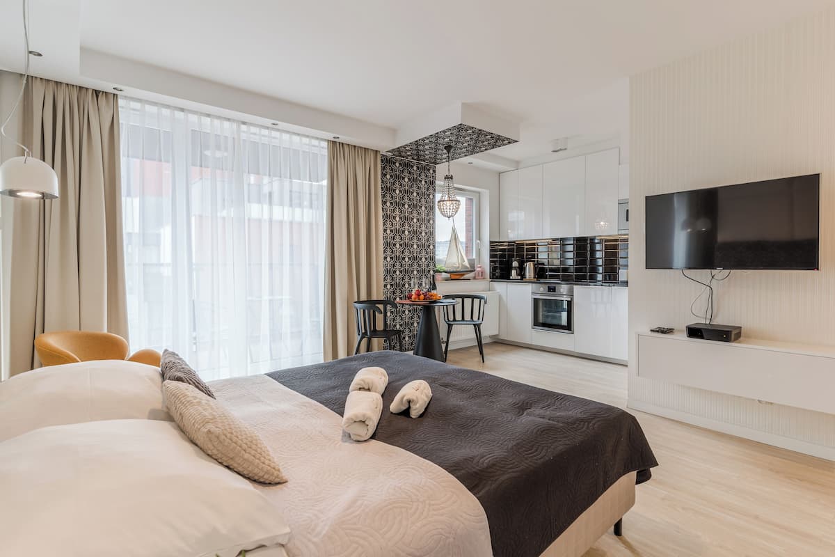 1 habitación, decoración personalizada y tabla de planchar con plancha