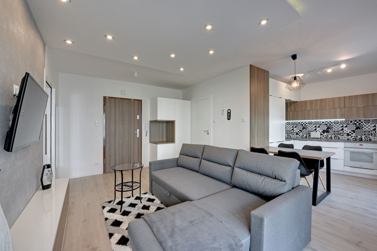1 habitación, decoración personalizada y tabla de planchar con plancha