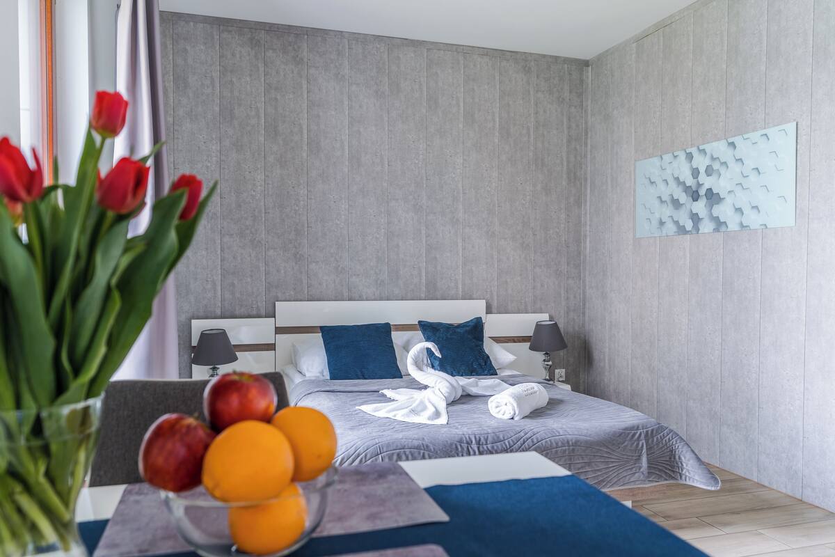 Standard Studio, 1 Queen Bed, Kitchenette | Iron/ironing board, WiFi (free), individually decorated, bed sheets