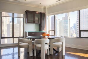Dining - Luxury Designer Penthouse 3803 | Pool | Gold Coast (Chicago)