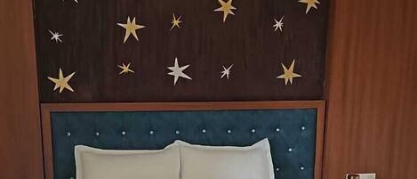 Klassieke kamer, 1 twee- of 2 eenpersoonsbedden, patio | Een bureau, een laptopwerkplek, gratis wifi