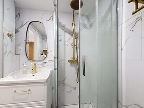Hair dryer, towels, soap, shampoo - Close to beach and amenities (Dives-sur-Mer)