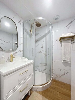 Hair dryer, towels, soap, shampoo - Close to beach and amenities (Dives-sur-Mer)