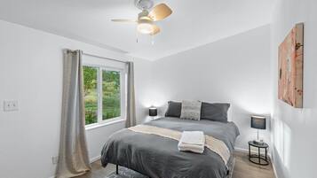 6 Schlafzimmer, Schreibtisch, Bügeleisen/Bügelbrett, Reisekinderbett